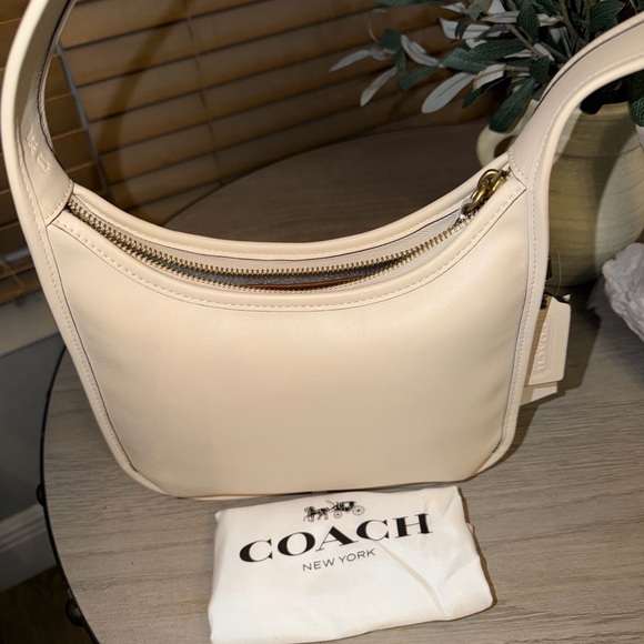 Coach Elegant White Shoulder Bag - Picture 4 of 5
